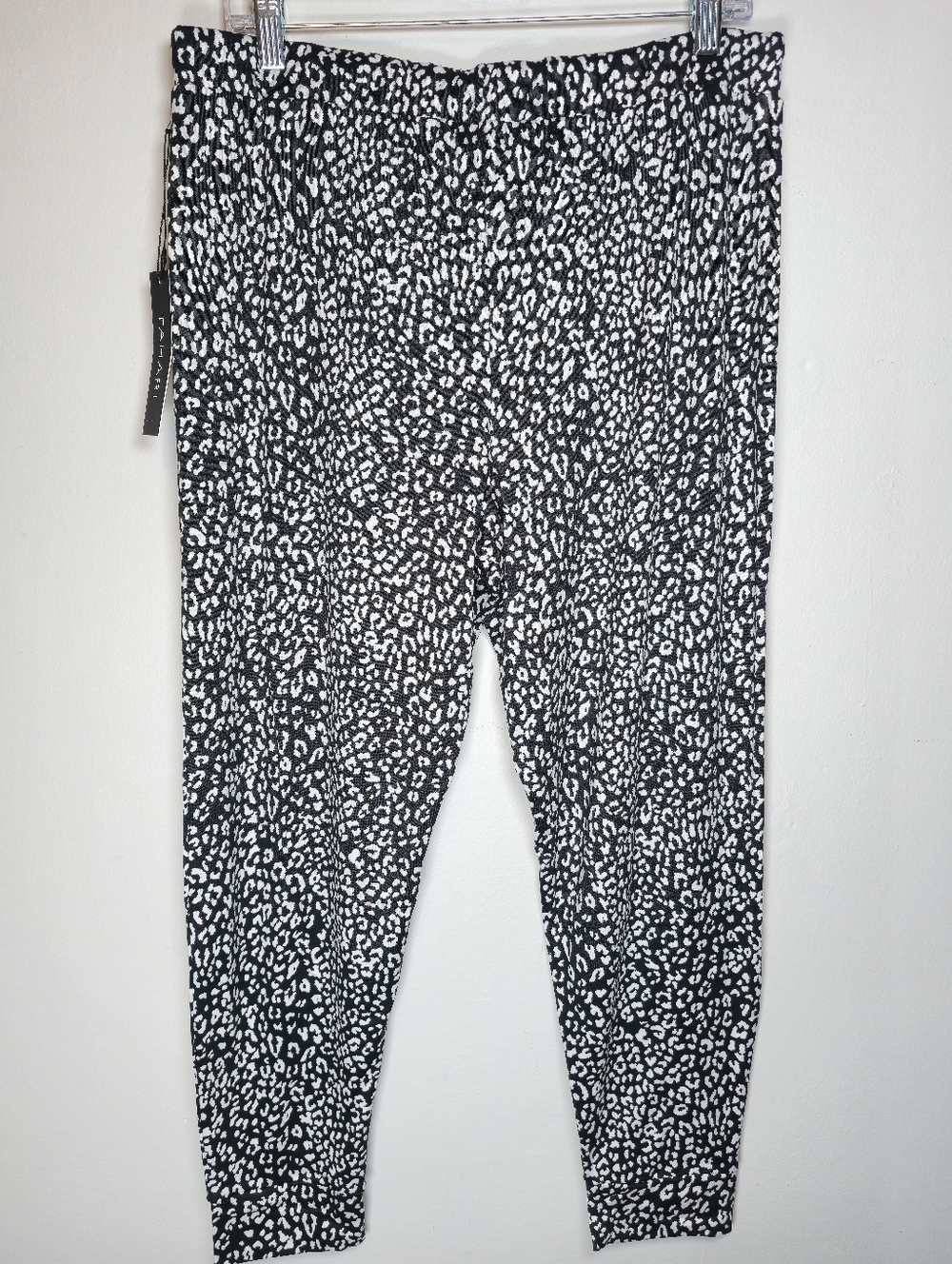 NWT Tahari Women's Relaxed Fit Animal Print Jogger Pants XL Black White Chic - Picture 2 of 10